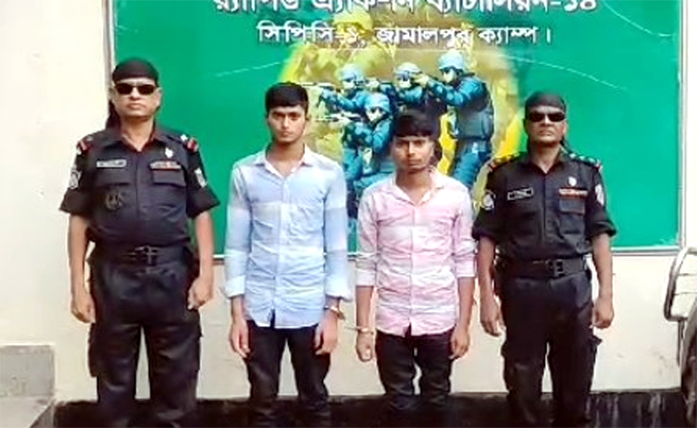 ফেন্সিডিল পাচারকালে ২ মাদক ব্যবসায়ী আটক